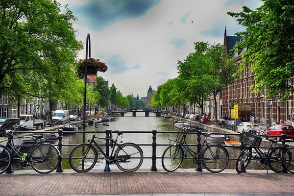 Προνομιακά γραφεία σε Αμστερνταμ, Παρίσι και Λονδίνο απέκτησε η PGIM Real Estate